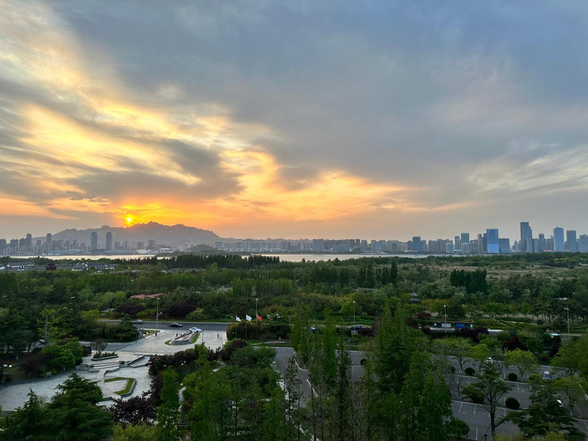 Hotel Wyndham Grand Qingdao Esterno foto