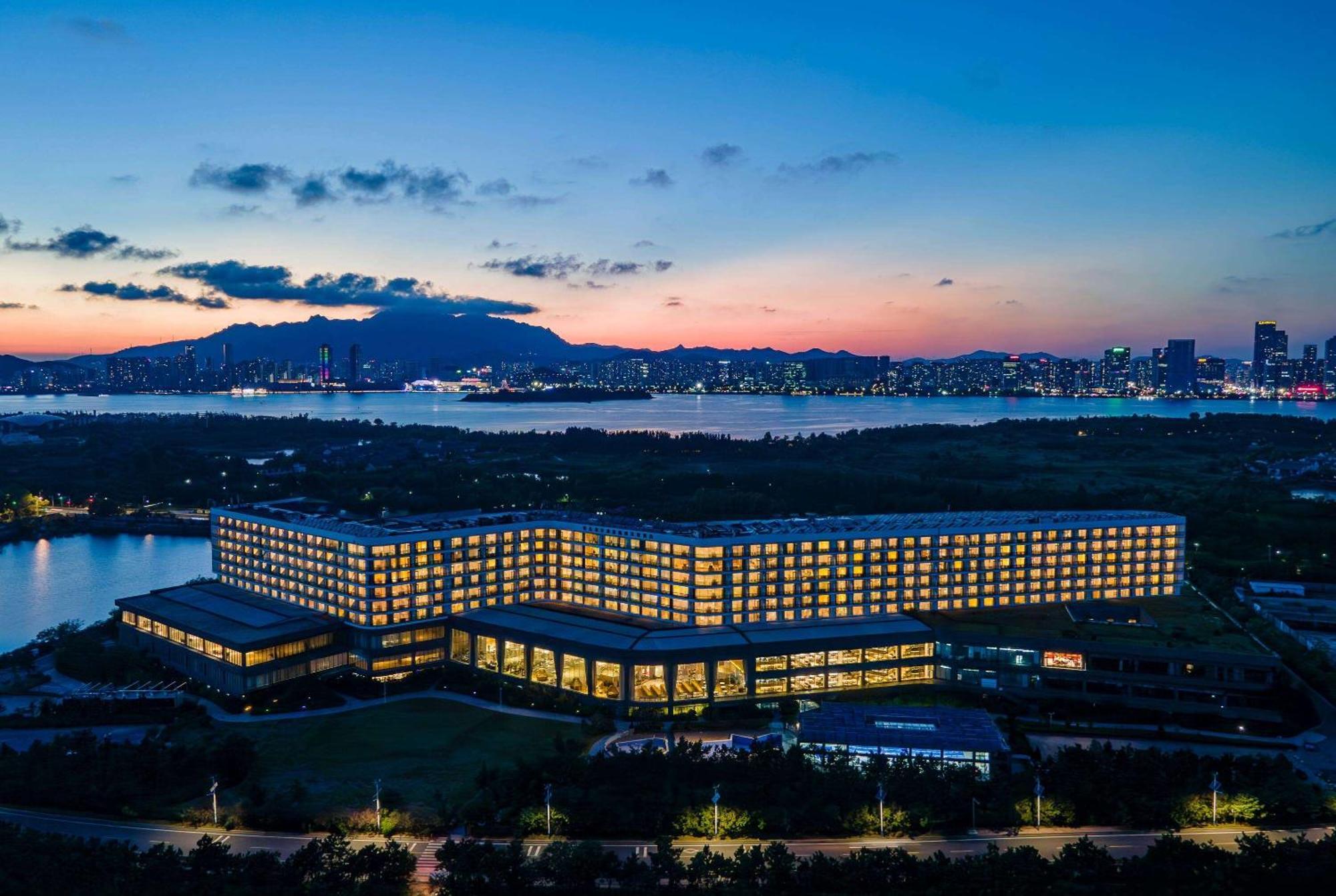Hotel Wyndham Grand Qingdao Esterno foto